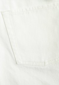 Bela denim tkanina z teksturirano površino, ki ima eno zadnjo žep s vidnim šivanjem in čistim, minimalističnim oblikovanjem.
