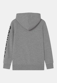 Šedá bavlněná mikina s prostornou kapucí, na levém rukávu s černým logem "CONVERSE". Jednoduchý design, žebrované manžety a lem.