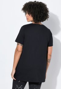 Schwarzes T-Shirt mit kurzen Ärmeln und entspannter Passform. Hergestellt aus weichem Material, mit glatter Textur und rundem Halsausschnitt. Keine sichtbaren Muster oder Akzente.