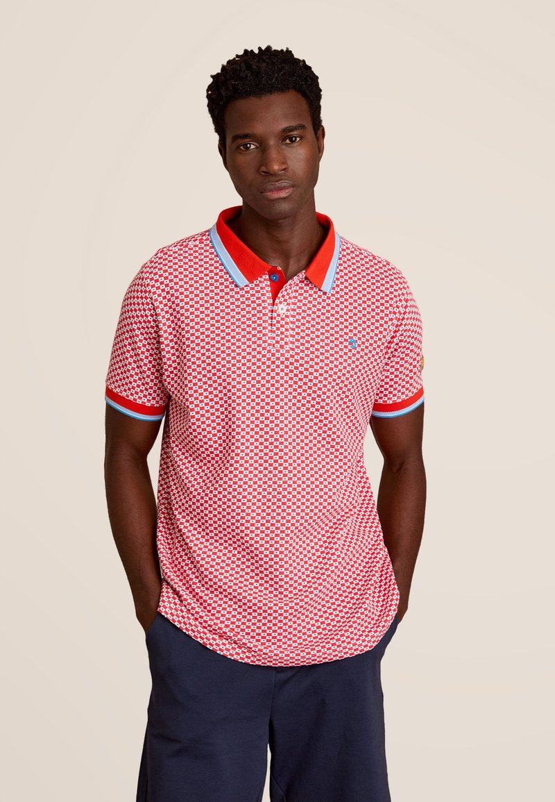 Rood gemarmerd polo shirt met een contrasterende kraag en manchetten, met blauwe accenten. Korte mouwen, losse pasvorm en ronde zoom.