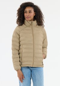 Beige isoleret jakke med høj krave, lynlåslukning foran og to sidelommer. Har quiltet design og tætsiddende manchetter for varme.