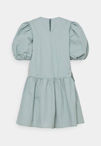 Lichtblauwe jurk met opgeblazen mouwen, een ronde halslijn, een geraffineerde taille en een uitlopende rok; heeft een kleine opening aan de achterkant.