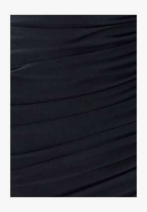 Crna tkanina haljine s teksturiranim, nabranim dizajnom. Materijal djeluje mekano, lepršavo i blago rastezljivo, s paralelnim nabranim detaljima kroz cijelu površinu.