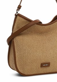 Borsa a spalla in paglia intrecciata con dettagli e tracolla in pelle marrone, caratterizzata da una forma curva distintiva e un piccolo logo.
