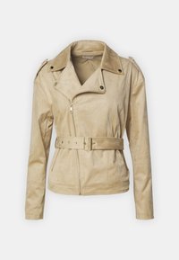 Veste de moto en cuir suédé beige clair avec fermeture éclair avant asymétrique, taille ceinturée, poches latérales et épaulettes à boutons.