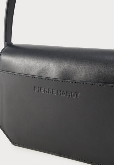 Μαύρη δερμάτινη τσάντα ώμου με καθαρές ραφές και ανάγλυφο λογότυπο "Pierre Hardy" στην εμπρόσθια πτερύγιο.