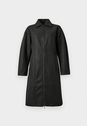 Tumma harmaa pitkä takki, jossa on kaulus, pitkät hihat, etuvetoketju ja kaksi pystypussukkaa yksinkertaisella taustalla.