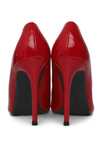 Rote, lackierte Lederhigh Heels mit spitzem Schild und Stiletto-Absatz. Die matte schwarze Sohle verfügt über eine Markenkennzeichnung auf der Innenseite.
