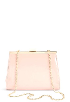 Pochette rose doux et brillant avec cadre en métal doré et bandoulière chaîne dorée amovible sur fond blanc.
