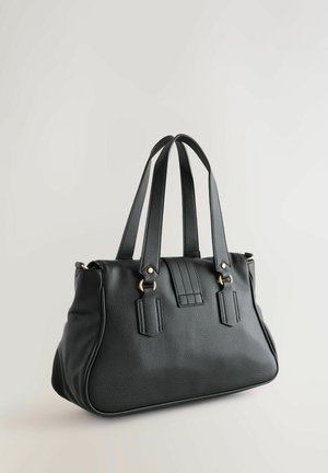 Bolso de mano de cuero negro con textura, con dos asas para el hombro, detalles en hardware dorado y forma estructurada. Detalle de costura vertical en la parte frontal.