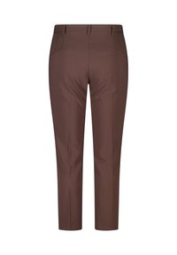 Pantalons marron fuselés avec une texture lisse, dotés de deux poches arrière et d'un design à plat à l'avant, adaptés pour un usage décontracté ou formel.