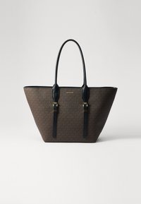 Brun mønsteret tote bag med sorte læderhåndtag, der har guld hardware detaljer og et rummeligt design. Teksturert og struktureret silhuet.