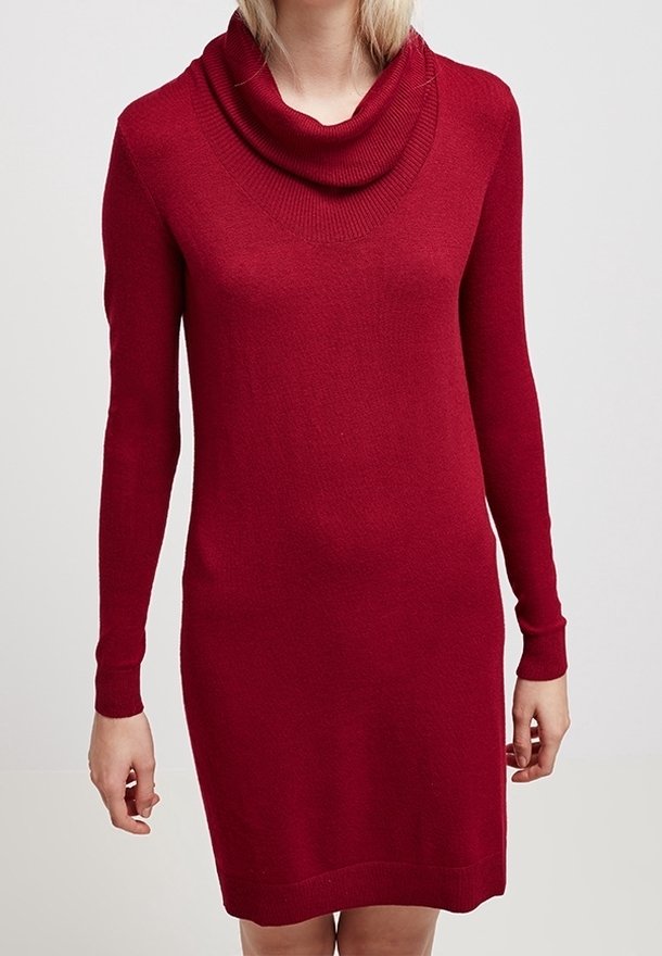 Röd klänning med cowl-neck och långa ärmar, tillverkad av mjukt stickat tyg. Har en figurnära silhuett och ribbade detaljer vid halslinning och ärmslut.