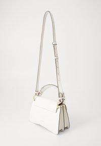 Witte leren handtas met een gestructureerd ontwerp, voorzien van gouden hardware accenten en een verstelbare schouderriem. Gladde textuur en minimalistische stijl.
