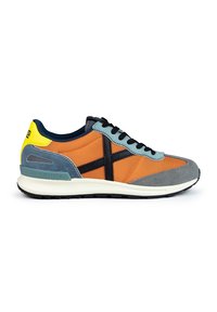 Orange och grå sneakers med svarta accenter, blå detaljer, textil med struktur och gummisulor. Har ett svart x-mönster på sidan.