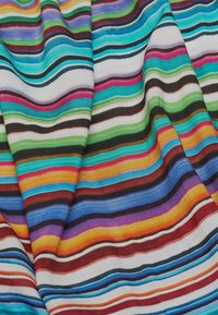 Mehrfarbiger gewebter Stoff mit horizontalen Streifen in lebhaftem Blau, Rosa, Grün, Lila und Orange, mit unterschiedlichen Dicken und Texturen.