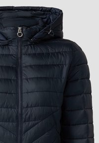 Giubbotto imbottito blu navy con cappuccio, dotato di zip a lunghezza completa e motivo a righe orizzontali. Include cordino regolabile sul cappuccio.
