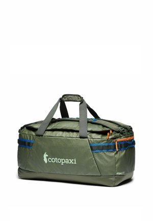 Groene Cotopaxi Allpa 100 reistas met grijze handvatten, blauwe bandjes en oranje ritssluitingsdetails op een witte achtergrond.