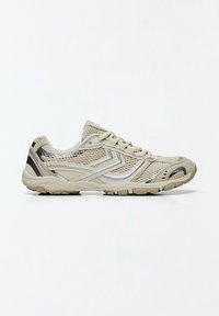 Chaussure de course légère beige et grise avec tige en mesh, fermeture à lacets et semelle texturée pour une bonne traction, montrée de profil sur fond blanc.