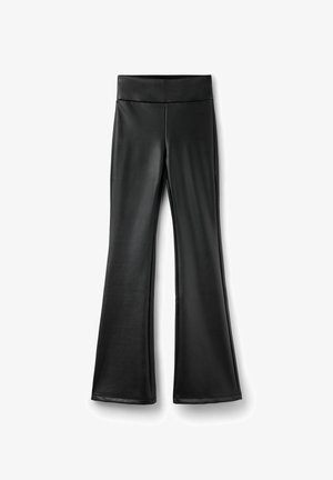 Schwarze, ausgestellte Leggings aus einem glatten, glänzenden Material mit einem breiten Bund. Einheitliche Farbe, keine sichtbaren Muster oder Hardware-Details.