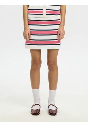 Kvinneben iført et hvitt skjørt med rosa og marineblå striper, hvite sokker og mørkerøde Mary Jane-sko, stående på en hvit bakgrunn.