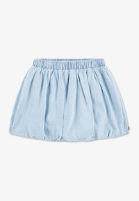 Φούστα από ανοιχτό μπλε τζιν με ελαστική μέση, μαζετή υφή και φαρδιά γραμμή. Διαθέτει πιέτες και μια κόκκινη ετικέτα στο τελείωμα.