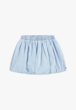 Fustă din denim albastru deschis cu talie elastică, textură adunată și croială evazată. Are pliuri și o etichetă roșie pe tiv.