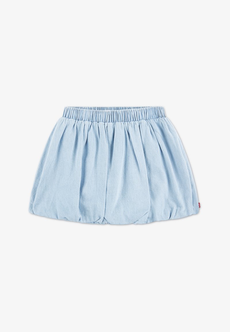 Φούστα από ανοιχτό μπλε τζιν με ελαστική μέση, μαζετή υφή και φαρδιά γραμμή. Διαθέτει πιέτες και μια κόκκινη ετικέτα στο τελείωμα.