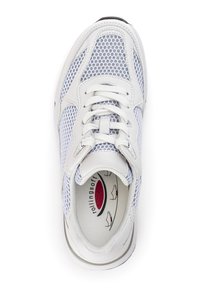 Witte sportieve sneaker met netpanelen en grijze accenten. Beschikt over een vetersluiting en een ronde neus. Zachte binnenzool zichtbaar aan de binnenkant.