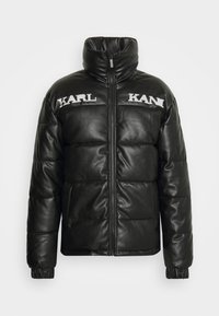 Czarna kurtka puchowa z sztucznej skóry, z wysokim kołnierzem, zapięciem na zamek błyskawiczny oraz haftowanymi logotypami "KARL" i "KAN" na piersi.