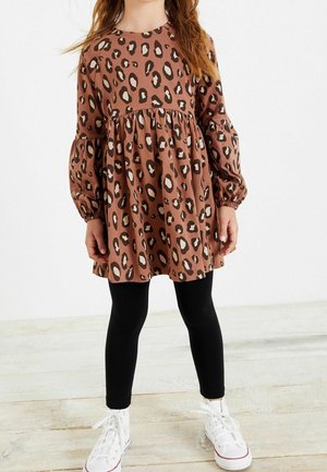 Robe imprimée animalière marron avec des manches volumineuses, taille froncée et base en leggings noirs. Elle possède un col rond et des poignets élastiques.