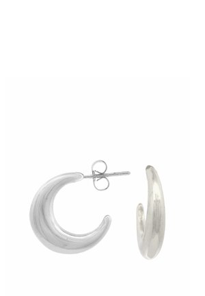 Coppia di piccoli orecchini a cerchio in argento a forma di mezzaluna con chiusura a perno, mostrati da davanti e dal lato su sfondo bianco.