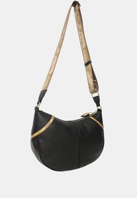Borsa a mano in pelle nera con forma curvata, dotata di un accento dorato e di una tracolla pattern in beige e marrone. Chiusura con zip sulla parte superiore.