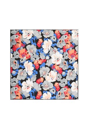 Czarny kwadratowy materiał z wzorem obejmującym duże kwiatowe wzory w kolorach czerwonym, niebieskim, szarym i białym.