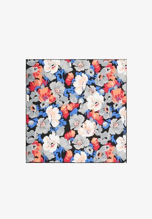 Czarny kwadratowy materiał z wzorem obejmującym duże kwiatowe wzory w kolorach czerwonym, niebieskim, szarym i białym.