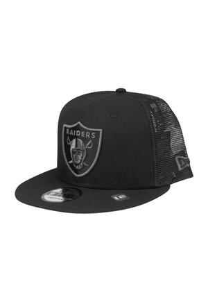 Schwarze Snapback-Kappe mit Netzrückseite, die vorne ein gesticktes Raiders-Logo und auf dem Schirm ein NFL-Patch zeigt.