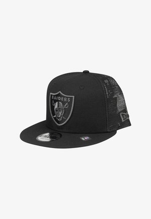 Casquette snapback noire avec dos en maille, ornée d'un logo Raiders brodé sur le panneau avant et d'un patch NFL sur la visière.