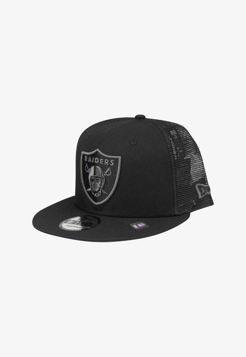 Casquette snapback noire avec dos en maille, ornée d'un logo Raiders brodé sur le panneau avant et d'un patch NFL sur la visière.