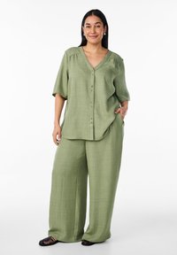 Zizzi - LOCKERE MIT ELASTISCHEM BUND UND TASCHEN - Trousers - oil green Thumbnail Image 1