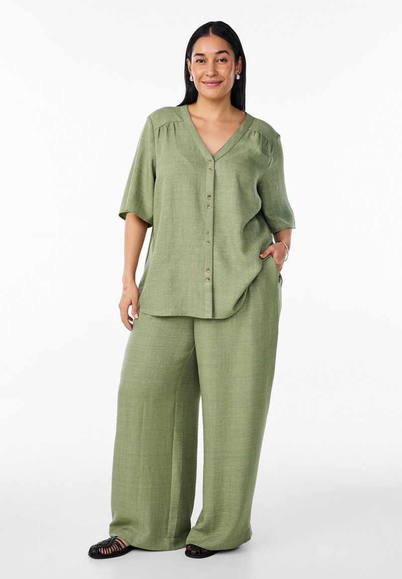 Zizzi - LOCKERE MIT ELASTISCHEM BUND UND TASCHEN - Trousers - oil green, Enlarge