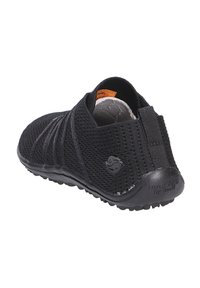 Schwarze Strick-Slipper aus strukturiertem Stoff, mit stabiler Gummisohle und elastischen seitlichen Akzenten. Leichtes Design für Komfort und einfachen Tragekomfort.