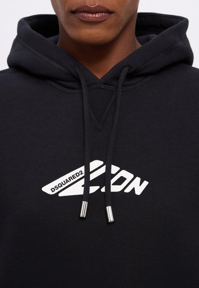 Schwarzer Hoodie aus weichem Stoff mit einem zentralen weißen Logo, das den Text "DSQUARED2" und "ICON" zeigt. Enthält Kordeln mit Metallspitzen.
