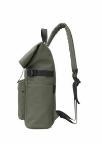 Zielony plecak z wyściełanymi paskami, boczną kieszenią i czarnym poziomym paskiem z klamrą, pokazany z boku na białym tle.