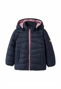Chaqueta de plumas azul marino con forro rosa, capucha, cremallera frontal y patrón de costura diagonal; incluye bolsillos laterales y un detalle de logo distintivo.