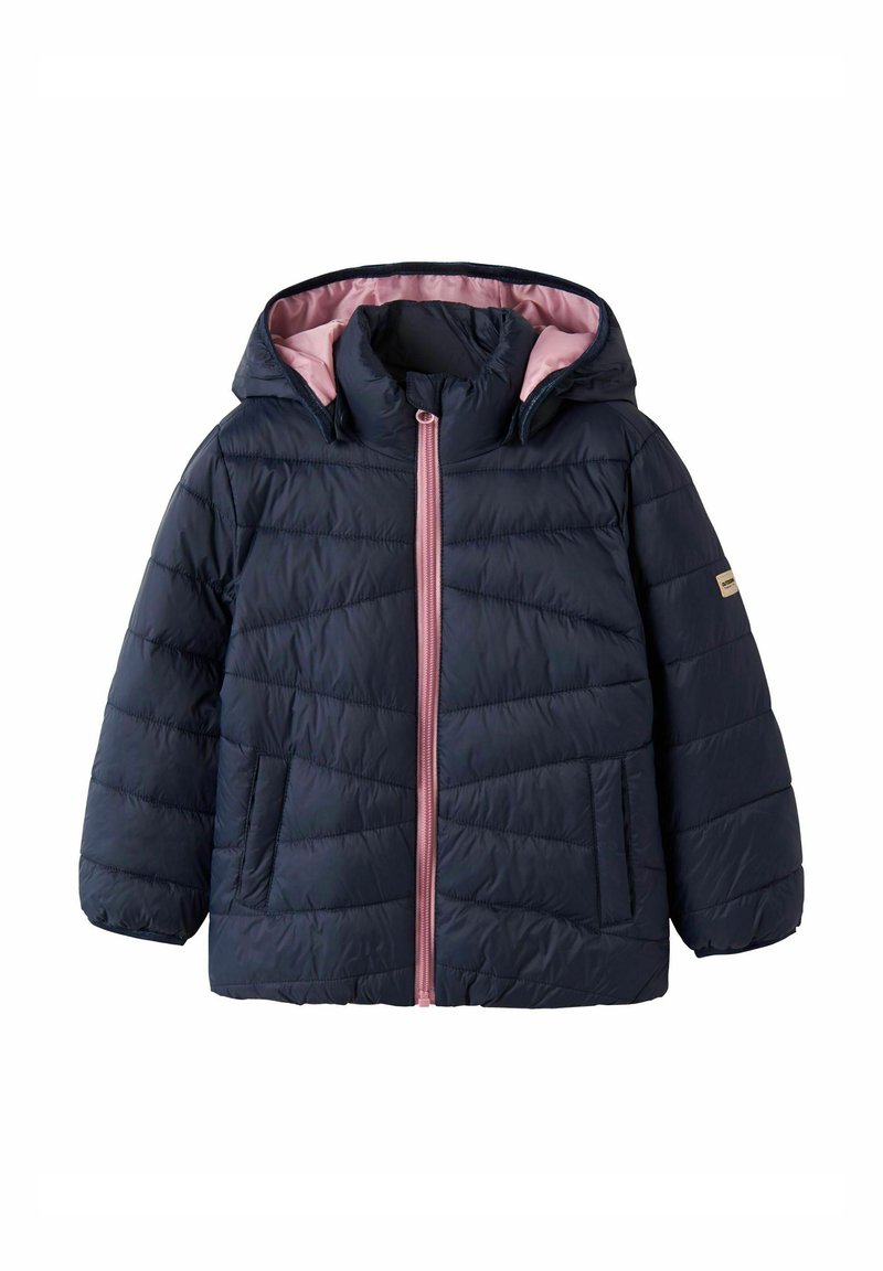 Granatowa kurtka puchowa z różowym wykończeniem, kapturem, zamek błyskawiczny z przodu i diagonalnym wzorem przeszyć; zawiera kieszenie boczne i charakterystyczny detal z logo.
