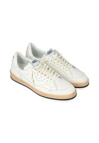 Baskets blanches en cuir avec une semelle en caoutchouc crème texturée, bout rond, accents perforés et lacets ton sur ton. Logo sur la languette en noir.