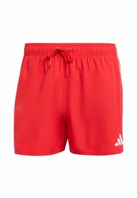 Rote Badeshorts aus leichtem Material, ausgestattet mit einem elastischen Bund und einem Kordelzug, einer vorderen Naht und einem weißen Logoakzent.