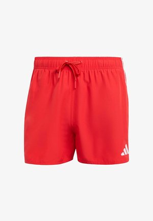 Shorts de bain rouges en matériau léger, dotés d'une taille élastique avec cordon de serrage, d'une couture avant et d'un accent en logo blanc.