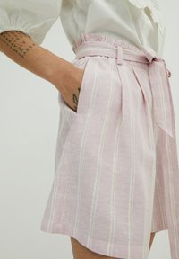 Helle rosa Shorts mit weißen Streifen, featuring einem Gürtelbund, seitlichen Taschen und einem lockeren Schnitt, aus einem strukturierten Stoff gefertigt.