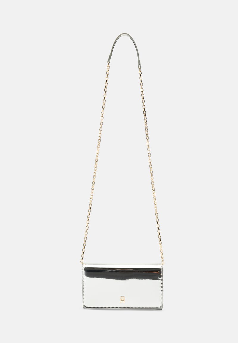 Metalen zilveren clutch handtas met een zwarte lakleren accent, gouden schouderband, rechthoekige vorm en een gladde textuur.